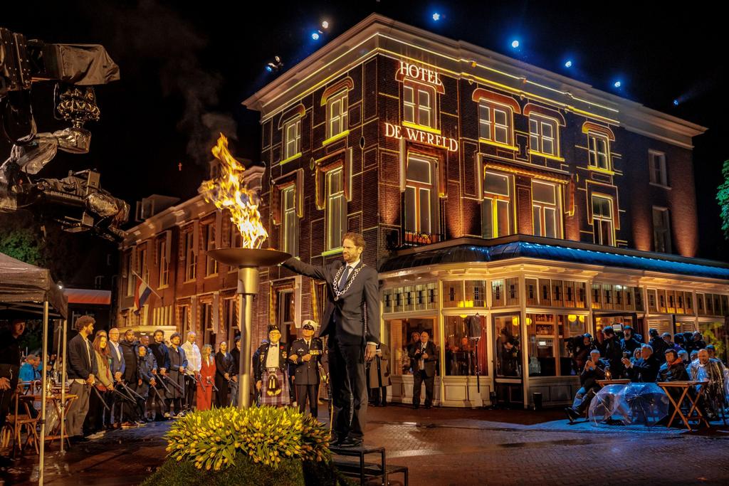 Burgemeester ontsteekt het vuur.jpg